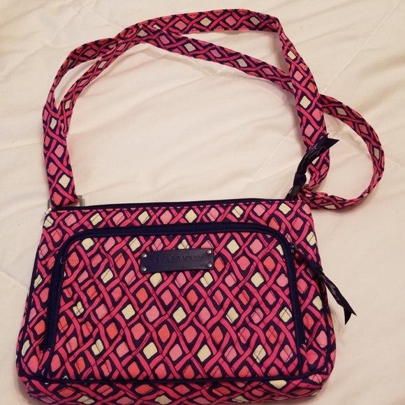 Vera Bradley Handbags - NEW VERA BRADLEY CROSSBODY